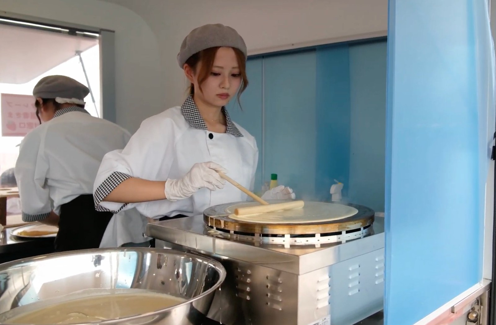 クレープ生地を焼くfuluuluのスタッフ