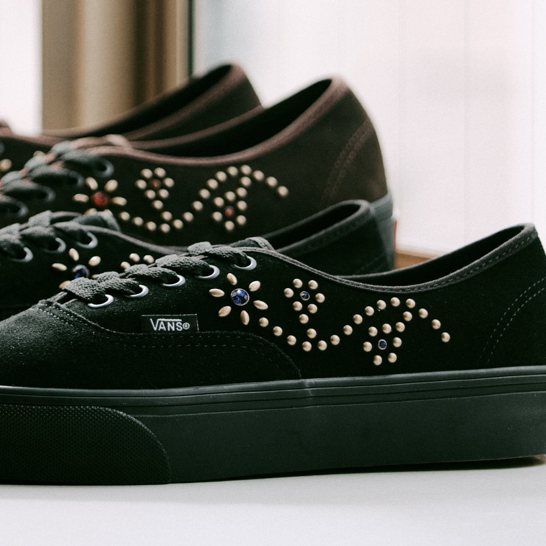 Authentic Studs ブラックとブラウンの側面