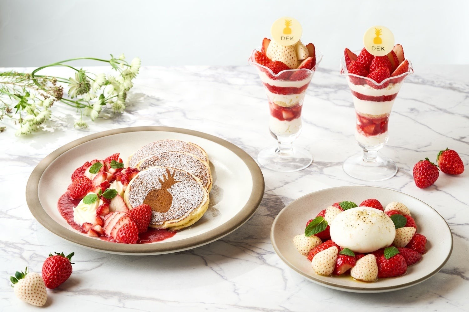 DEK KITCHENの東京産いちごを使ったパンケーキ・ブラータチーズ・パフェ