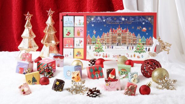 Calendrier de Noelの外箱と開いた小箱、キューブラスク