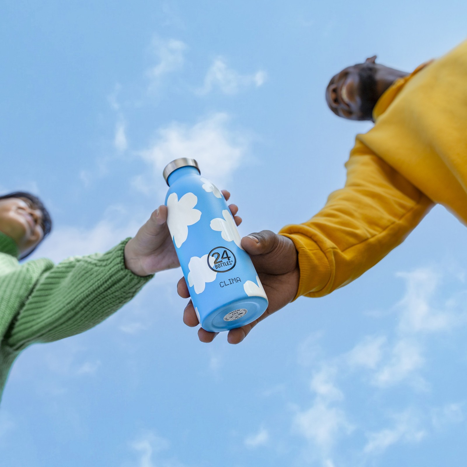 24BOTTLESのボトルを手にする2人