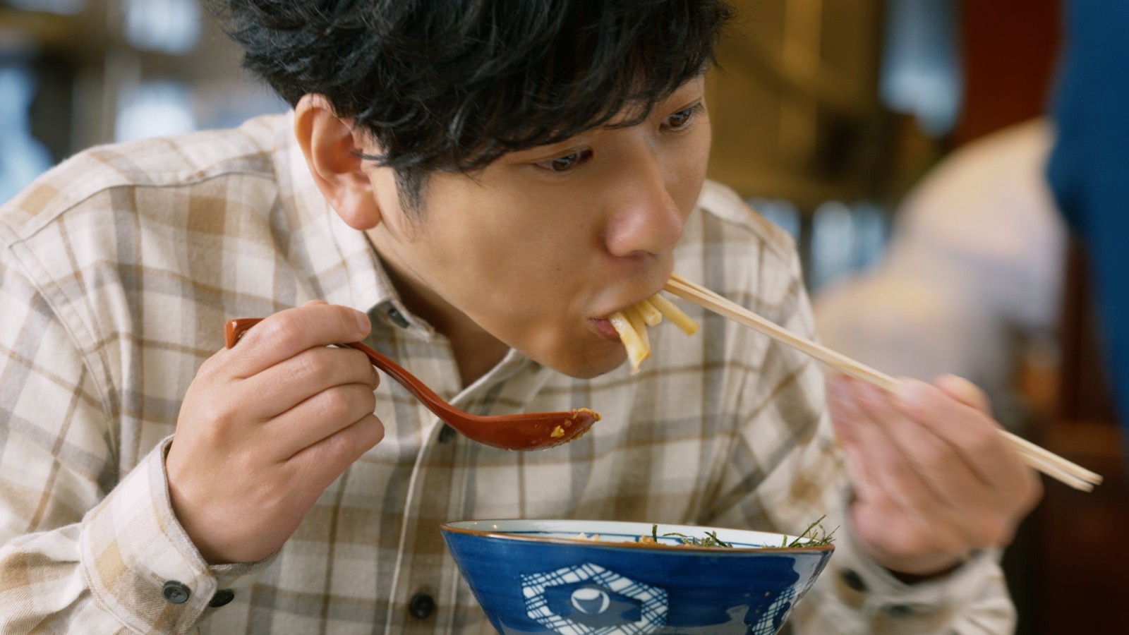 肉辛まぜうどんを味わう二宮和也さん