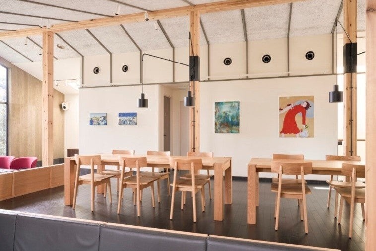 スターバックス カフェ & アートギャラリー 谷中御殿坂の店内