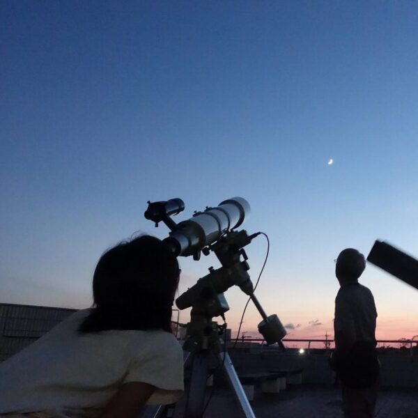 望遠鏡で夕暮れの空を観察する星を見る会のイメージ