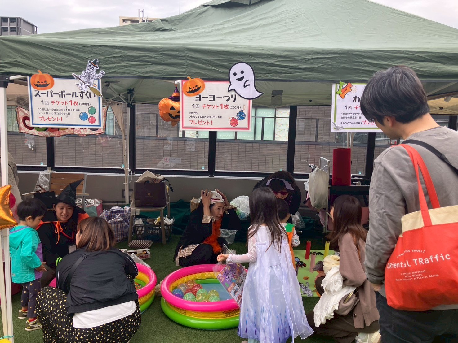 縁日のスーパーボールすくいとヨーヨーつり