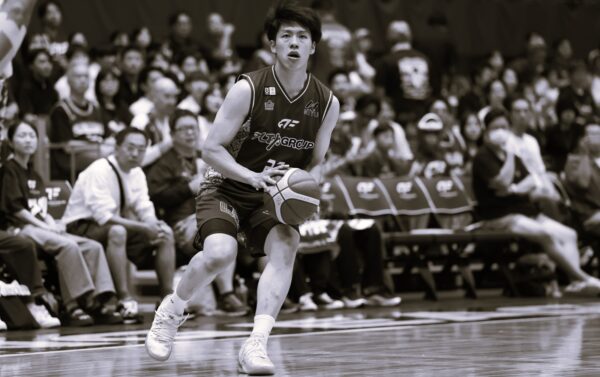 プレーをするキャプテンの保岡龍斗