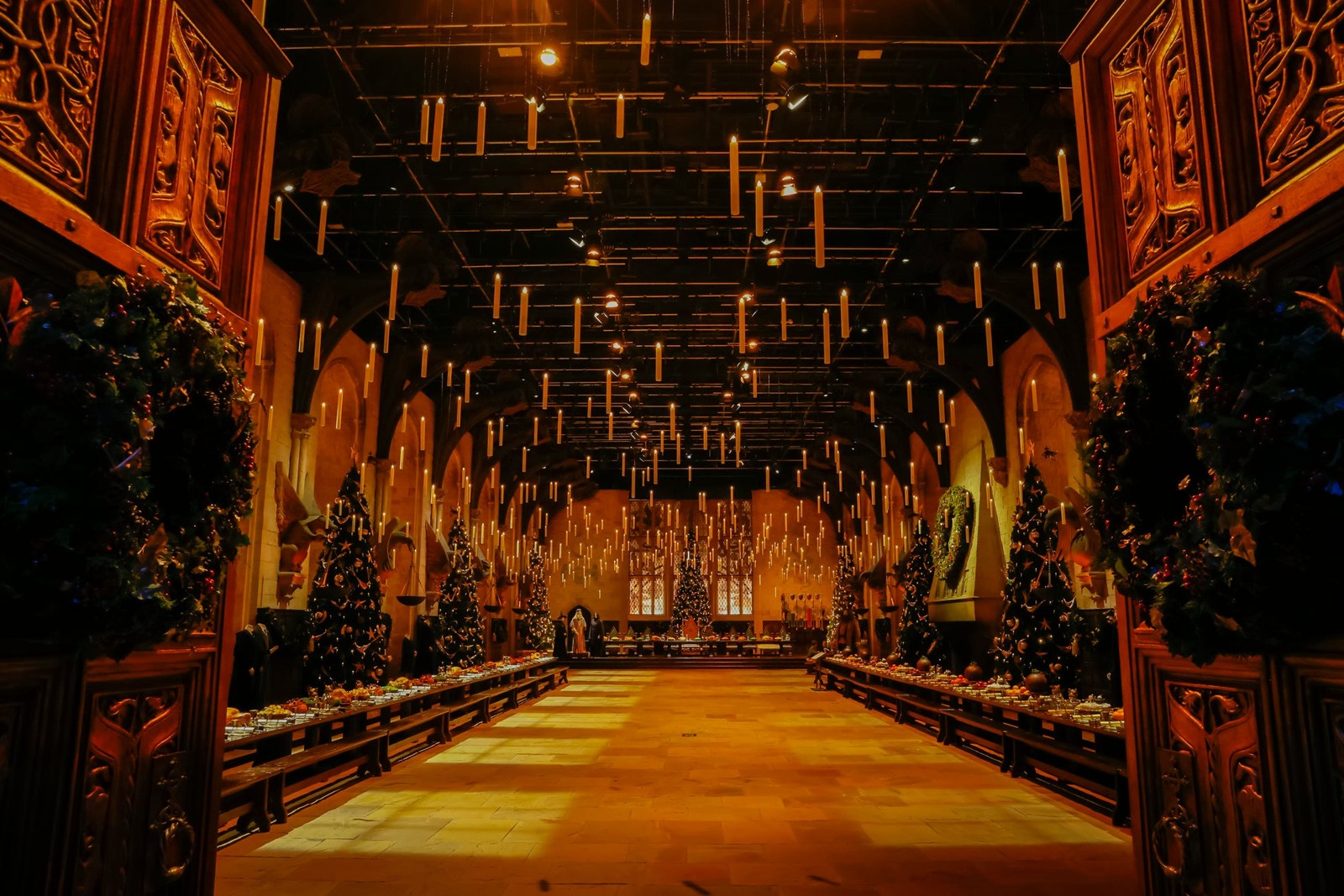 キャンドルとクリスマスツリーで飾られた大広間