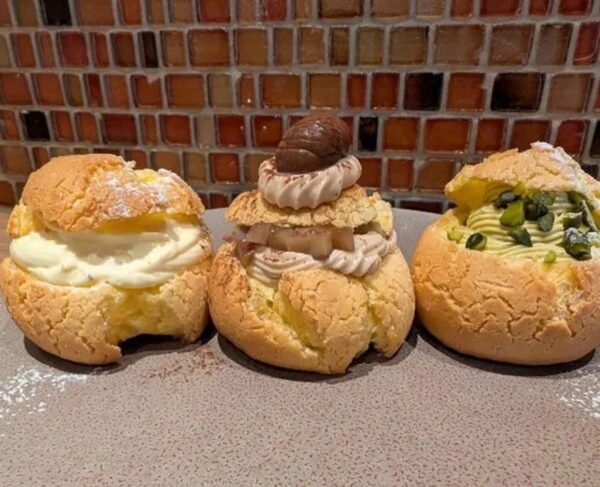 イタリア料理を食べに行こう シュークリーム3種(左がイタリアンカスタードシュークリーム)