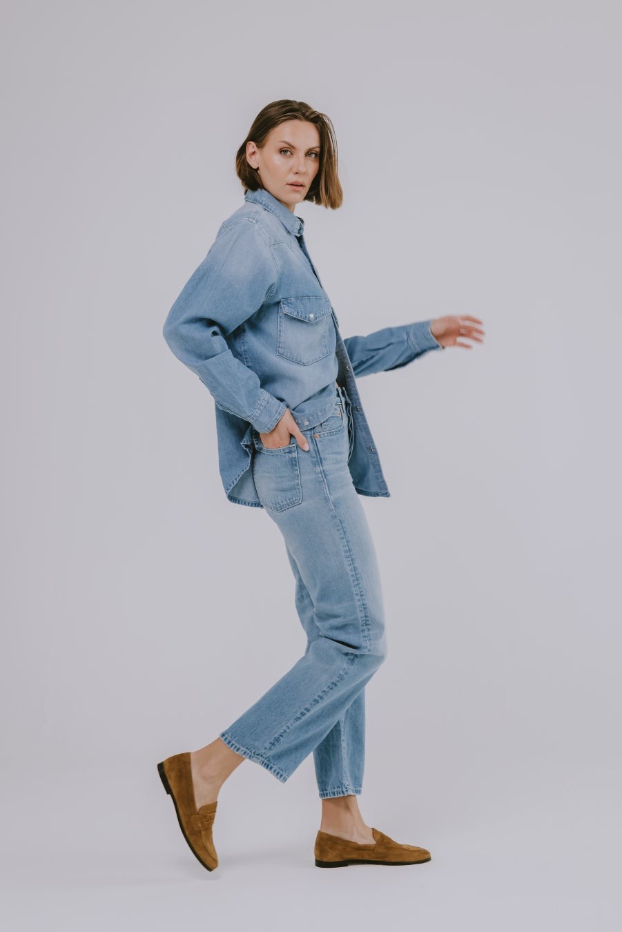 REMOD Collectionの淡い青色のシャツとパンツ