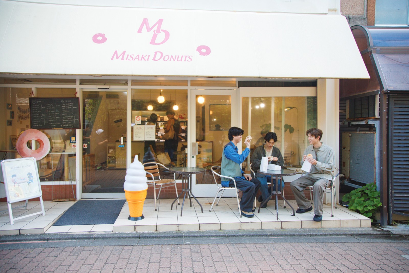 MISAKI DONUTSの店頭で過ごす3人