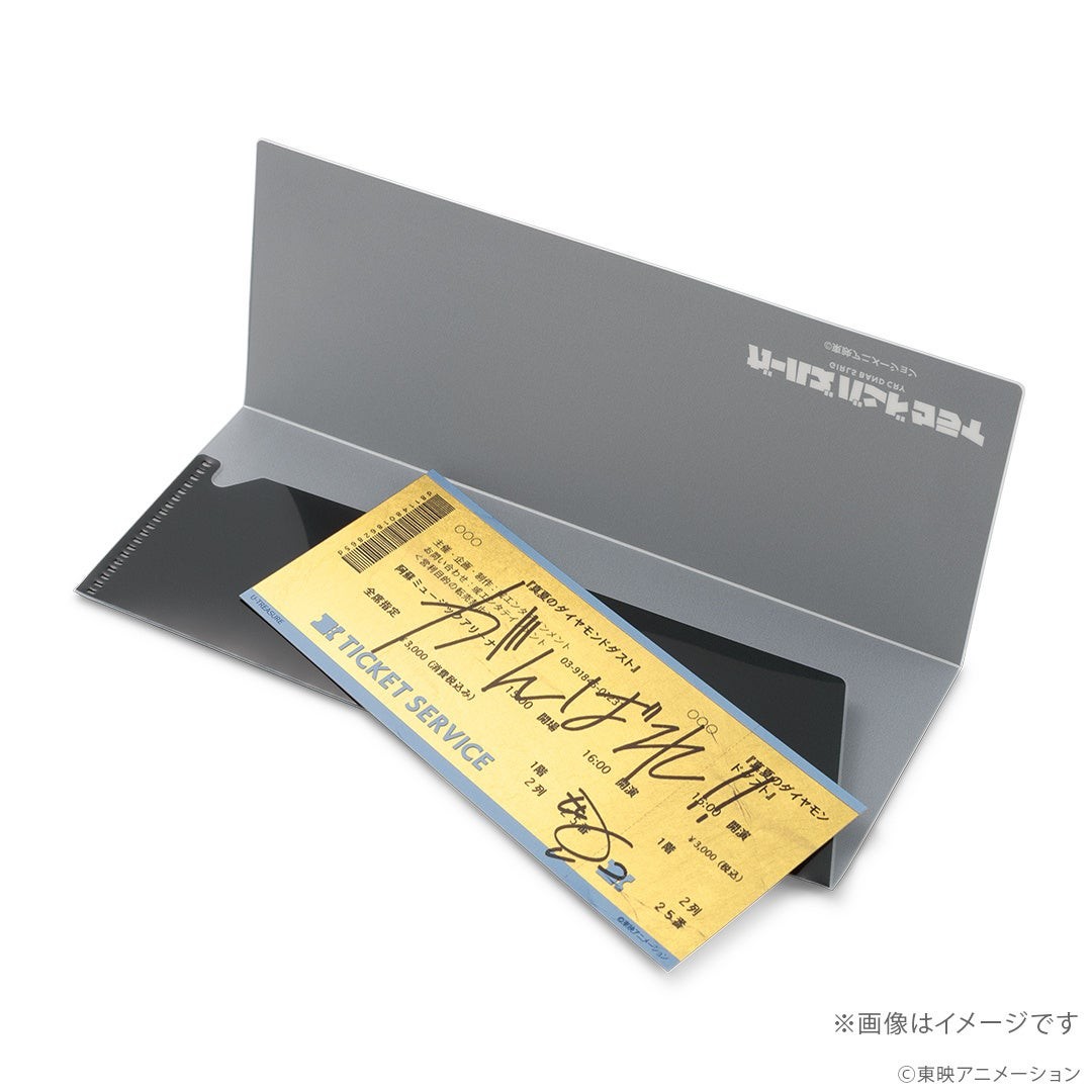 チケットケースを開いて金箔チケットを重ねたところ