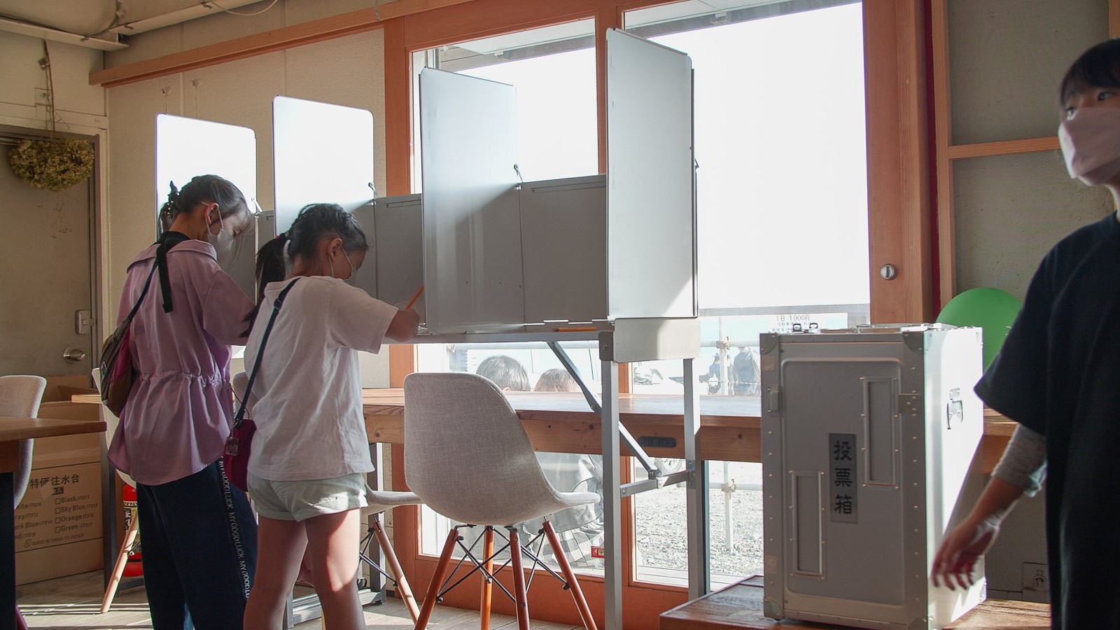 2022年開催のちがさきこども選挙の記載台と投票箱