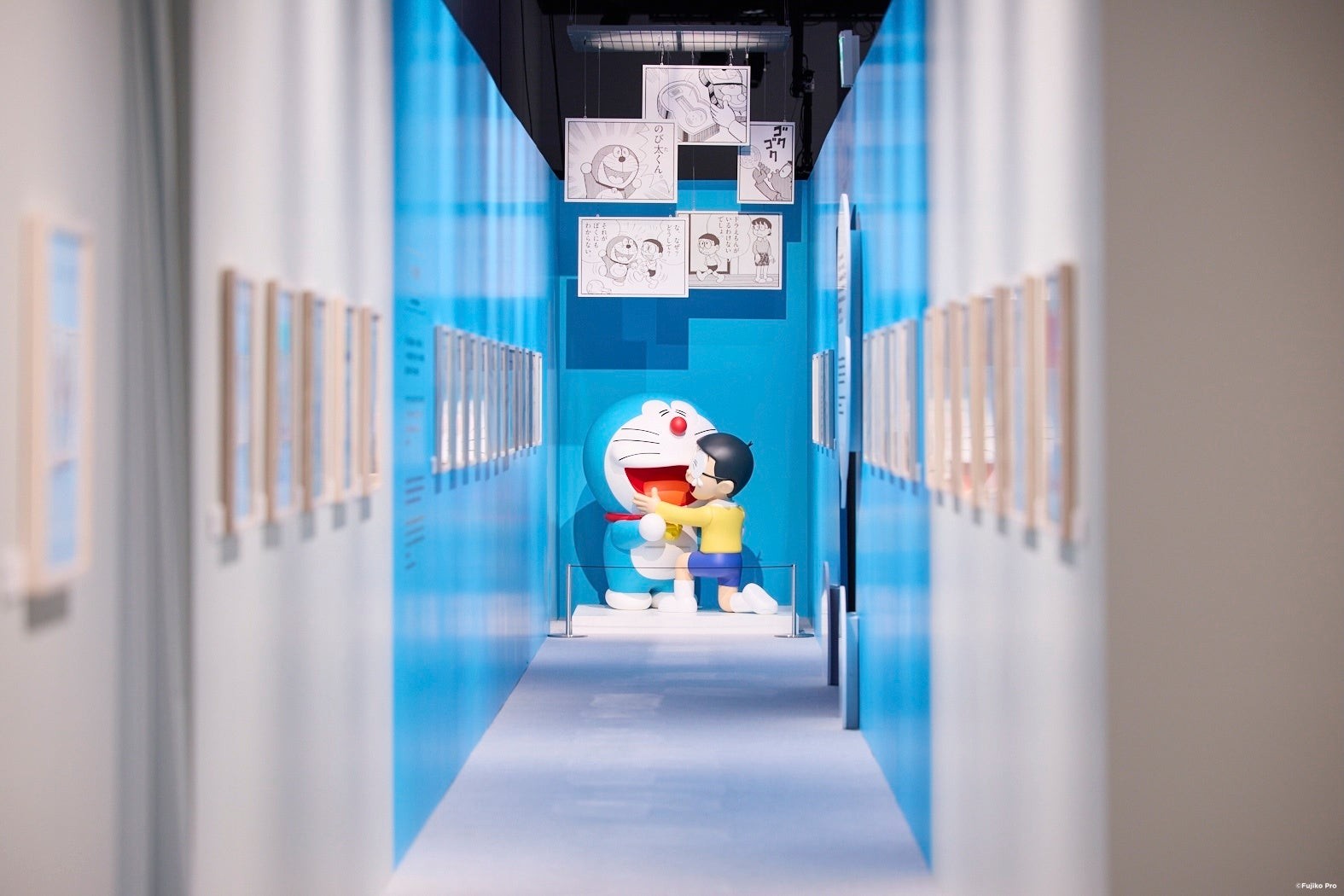 東京展のドラえもんとのび太の立体展示がある通路