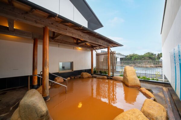 赤褐色の露天風呂「紅湯」