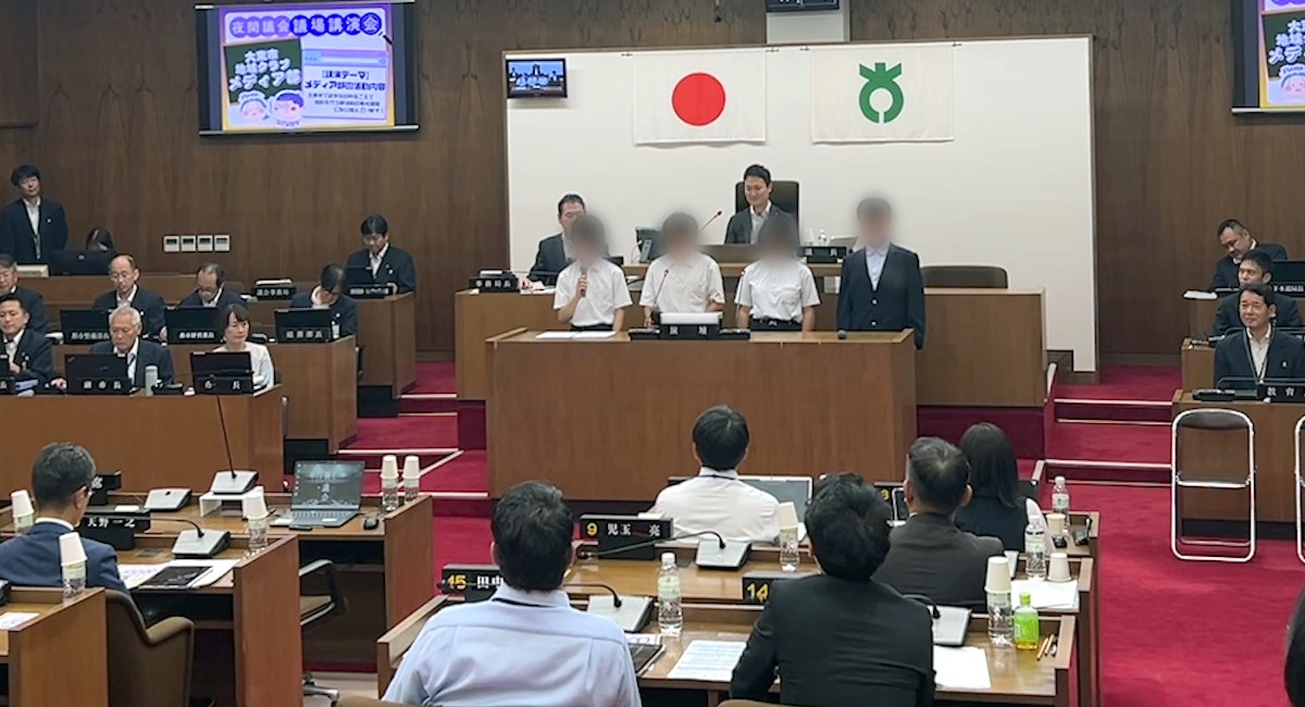 大東市議会夜間議会の議場で基調講演を行う大東市地域クラブ「メディア部」の中学生