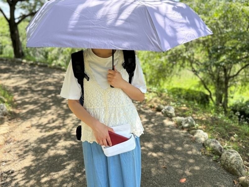 ポケパから冊子を取り出す場面