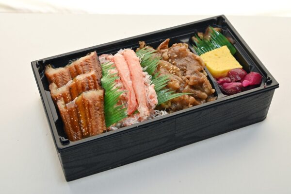 山鳥 欲ばり3種オリーブ牛弁当