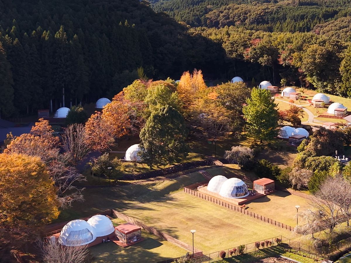 紅葉に包まれたブリリアントヴィレッジ日光のドームテント