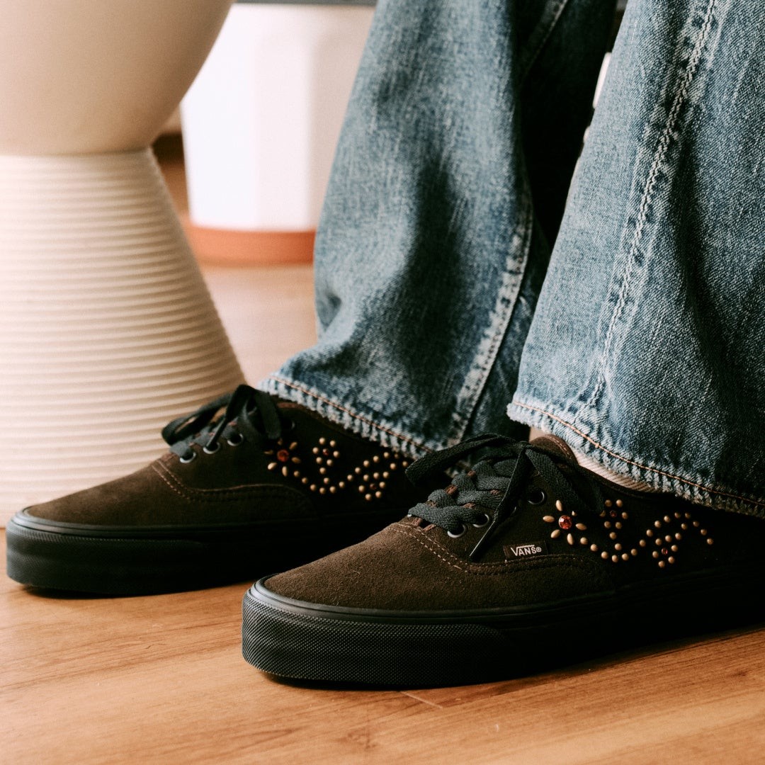 Authentic Studs ブラウンの花形スタッズ