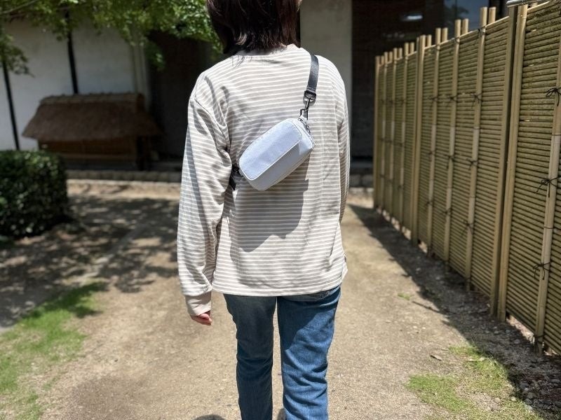 ポケパを斜めがけした後ろ姿