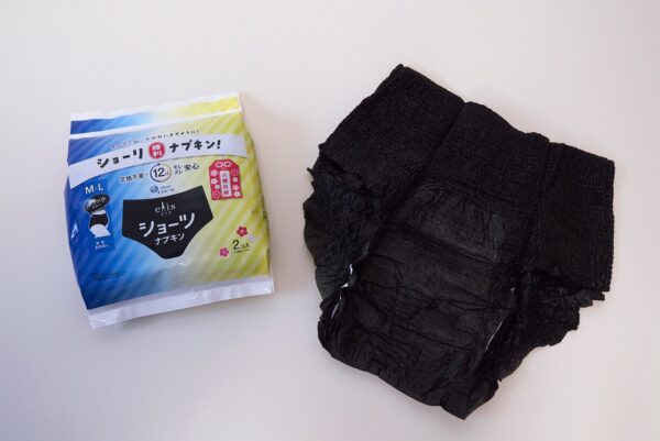 エリスショーツ 受験応援デザインの外装とブラックの本体