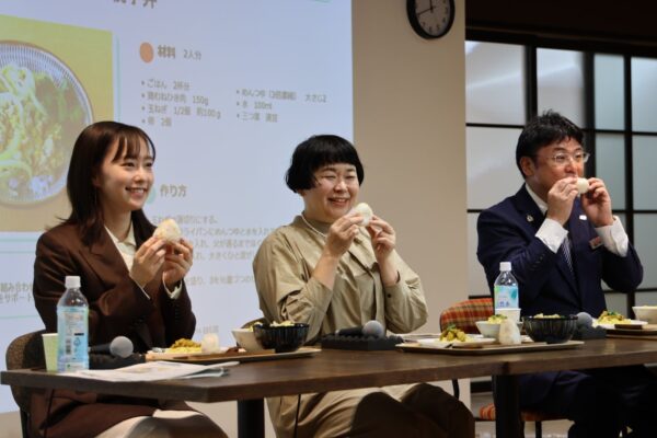 応援おにぎりを食べる様子