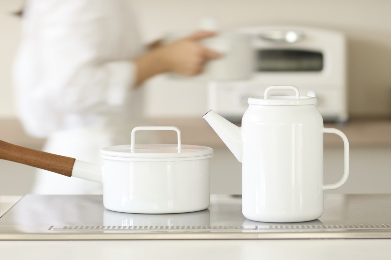 キッチンの調理台に置かれた365methods ホーローケトル myPOT ホワイト