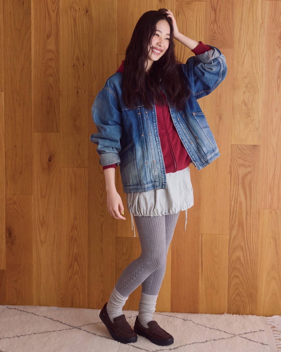 デニムジャケットに茶色のVansローファーを合わせた倉沢杏菜さん