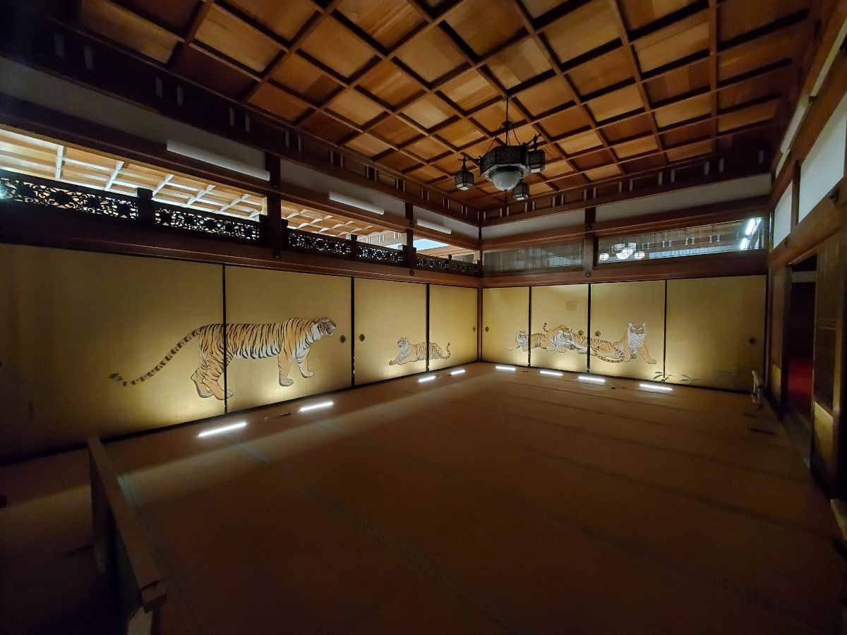 虎の間