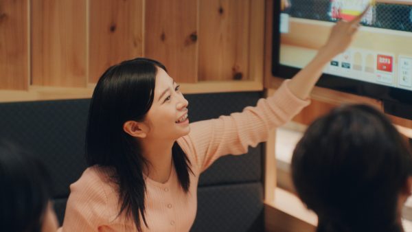 デジローの画面でメニューを選ぶ桜田ひよりさん