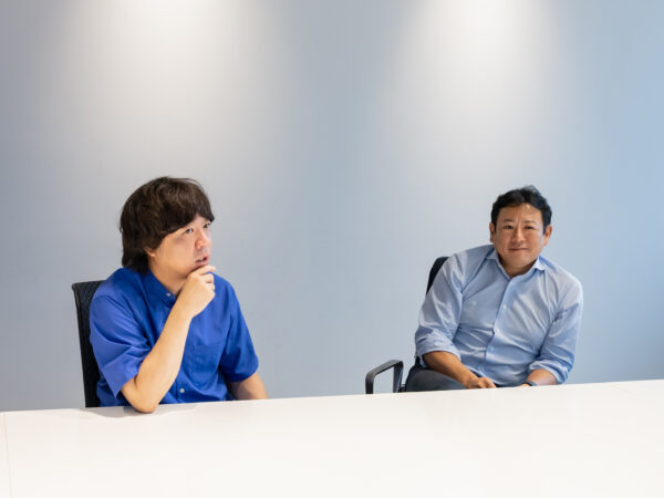 吉本興業取締役 マネジメント本部長 神夏磯秀氏（左）と、ウォルト・ディズニー・ジャパン ローカル・コンテンツ制作統括 エグゼクティブディレクター 成田岳（右）