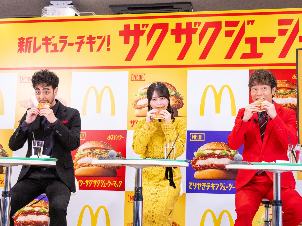 ゲスト3人によるチキンバーガーの試食
