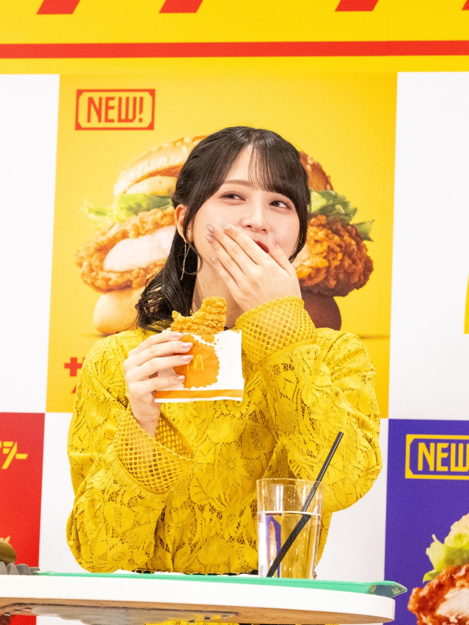 佐々木舞香さんによるザクザクジューシーももチキンの試食
