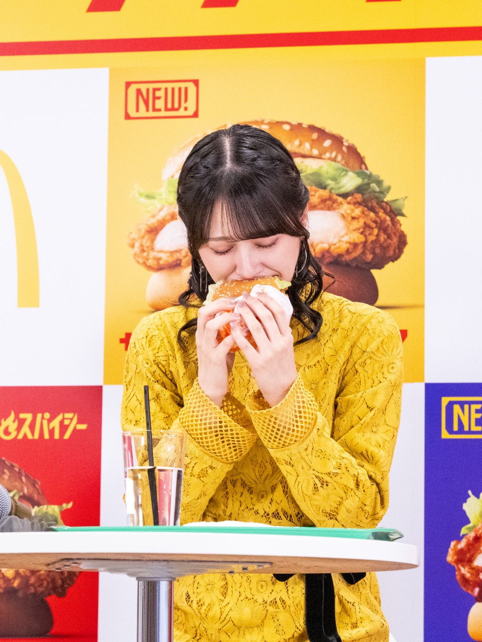 チキンバーガーを試食する佐々木舞香さん