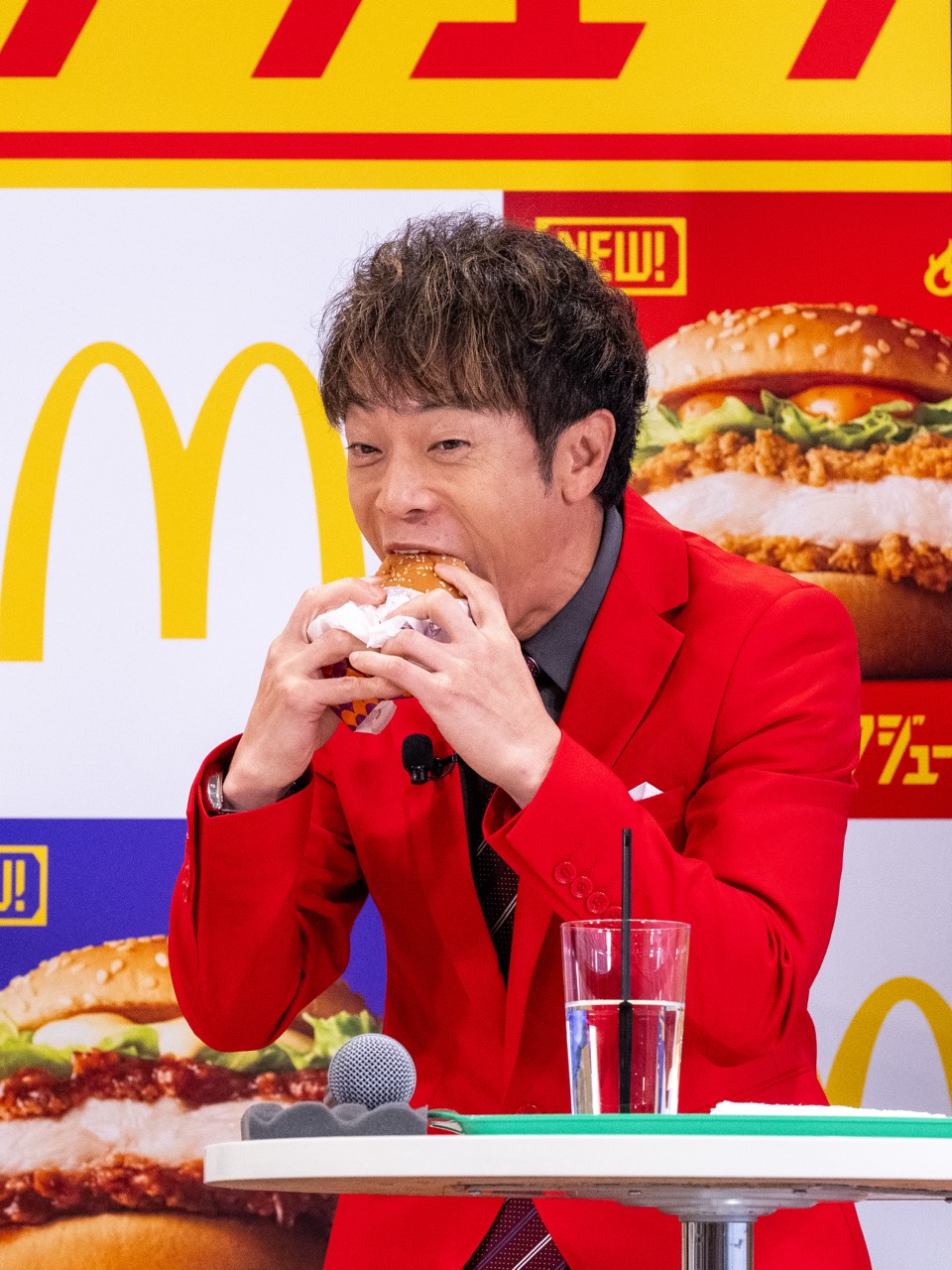 チキンバーガーを試食する陣内智則さん