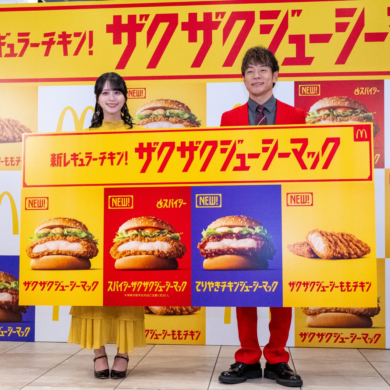 新レギュラーチキンのパネルを持つ佐々木舞香さんと陣内智則さん