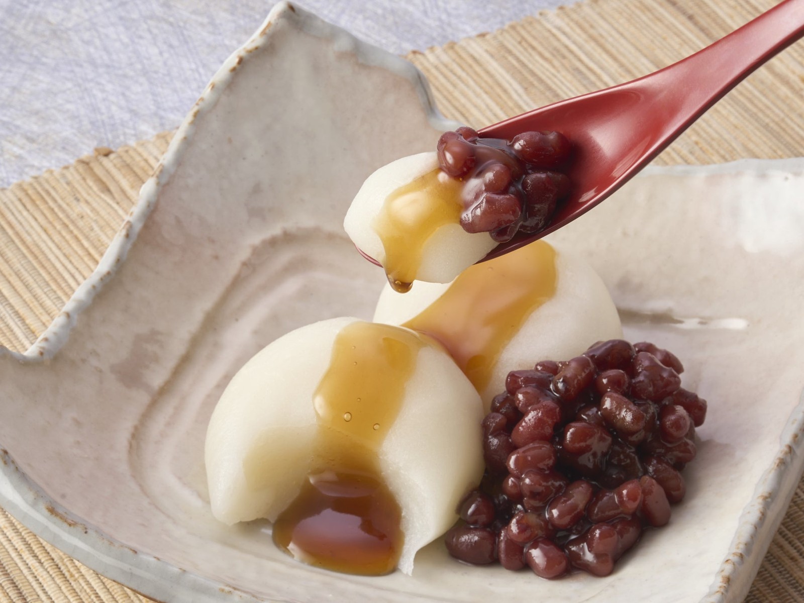 お団子と小豆をすくったもちもち和団子の接写